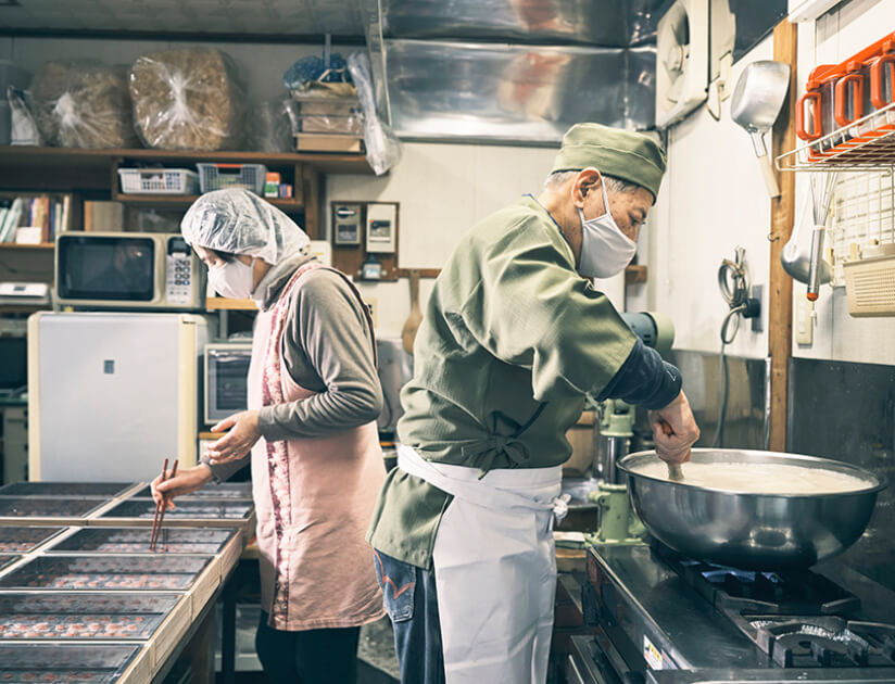 自家製の山桜ようかんを一つ一つ手づくりで