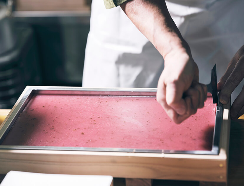 山桜ようかんを型枠からはずします