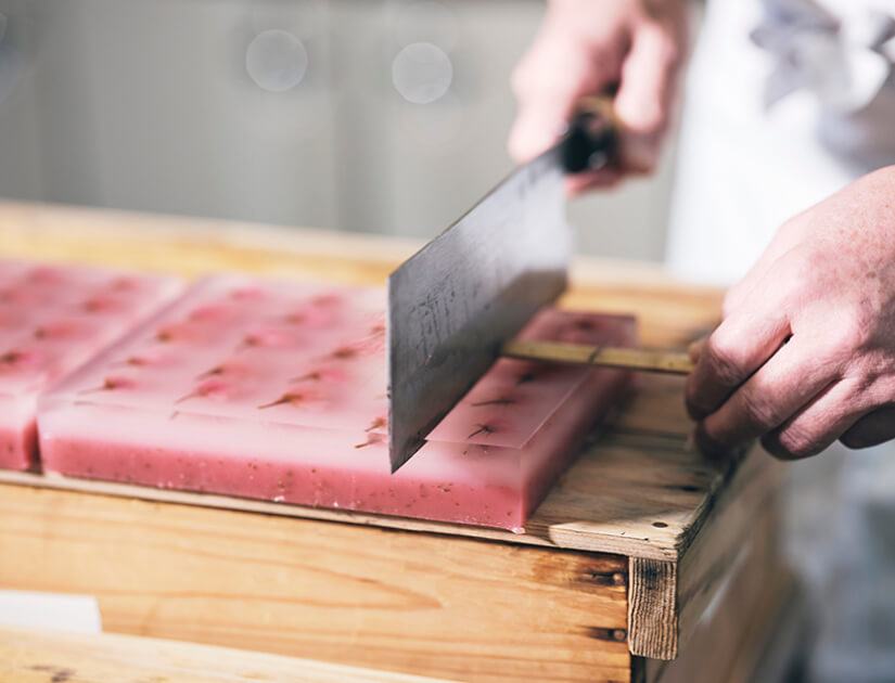 食べやすさを考えて一本一本を丁寧に分けていきます